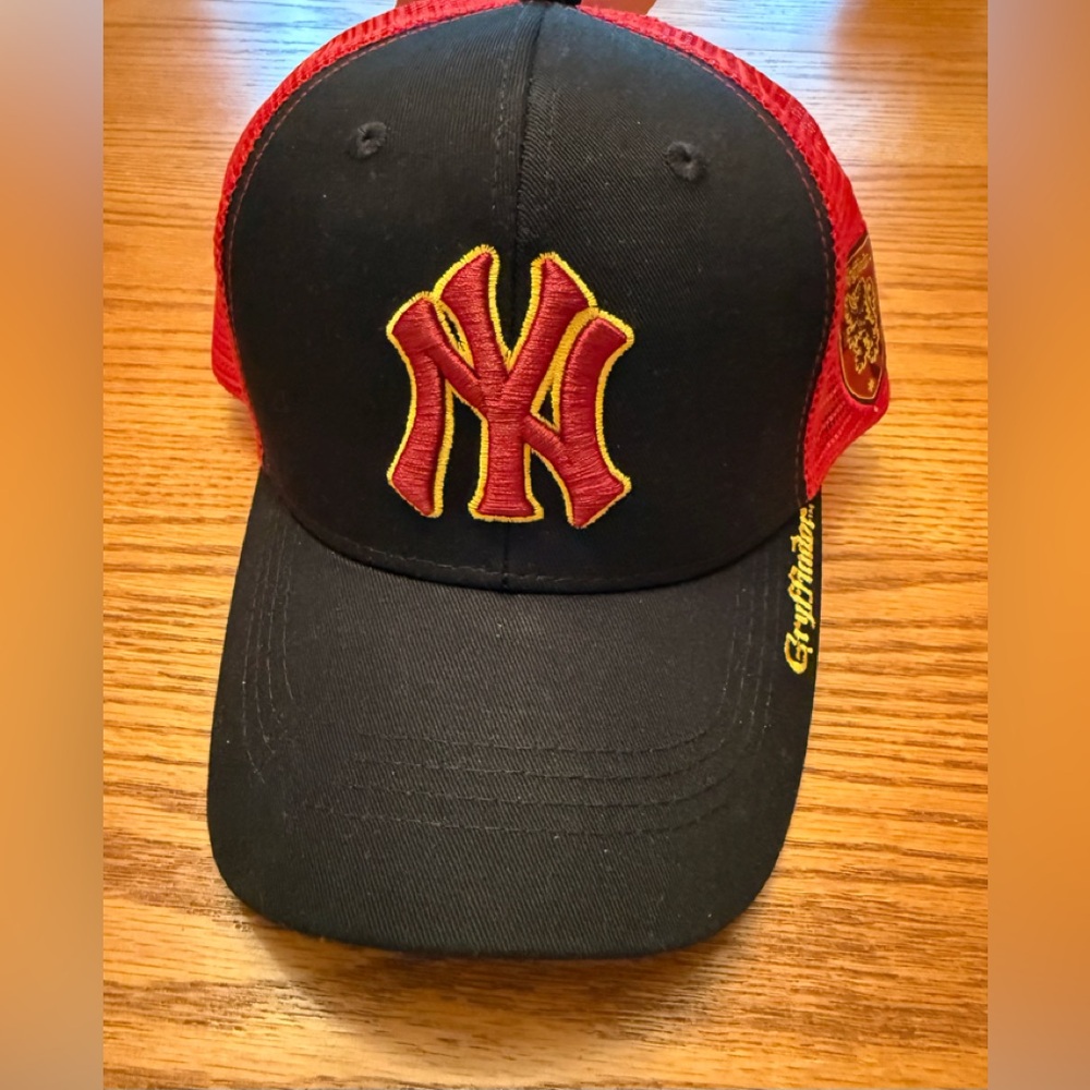 COLLECT New York Yankees - Harry Potter Gryffindor Cap.  NWT